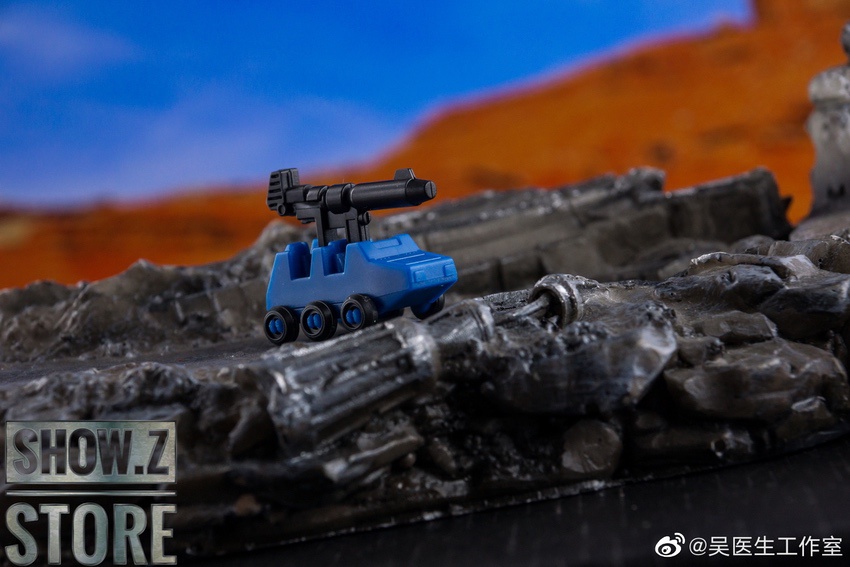 Dr.Wu Roller Optimus Prime blue robot form posed display Dr.Wu Roller Optimus Prime blue robot form posed display