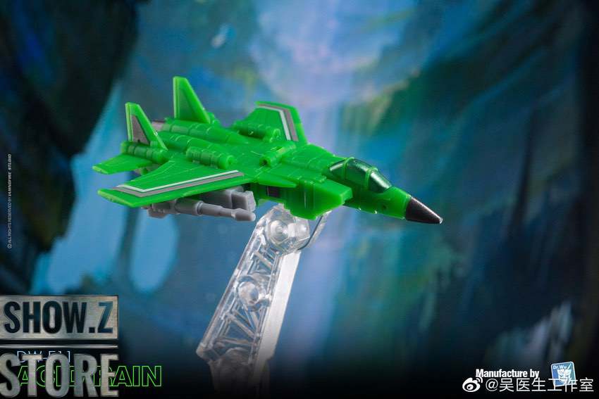 Dr.Wu Seaspray Acid Storm robot pair green flying mode display Dr.Wu Seaspray Acid Storm robot pair green flying mode display