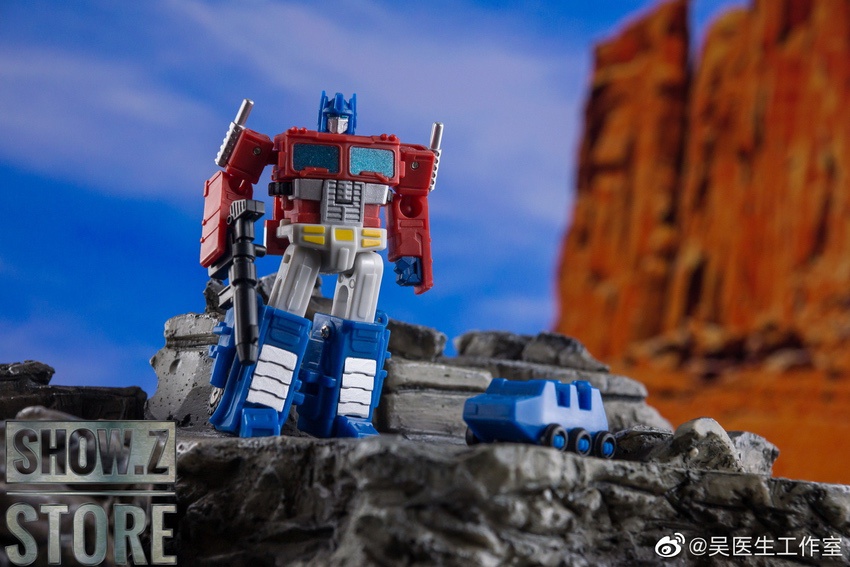 Dr.Wu Roller Optimus Prime blue truck with cannon display Dr.Wu Roller Optimus Prime blue truck with cannon display