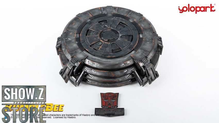 YoloPark Optimus Prime robot vehicle mode black circular disk YoloPark Optimus Prime robot vehicle mode black circular disk