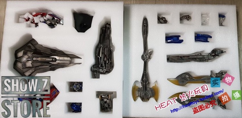 HEAT Studio DOTM Optimus Prime accessories parts display layout HEAT Studio DOTM Optimus Prime accessories parts display layout