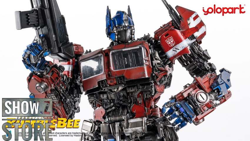 YoloPark Optimus Prime robot front facing pose with weapon YoloPark Optimus Prime robot front facing pose with weapon