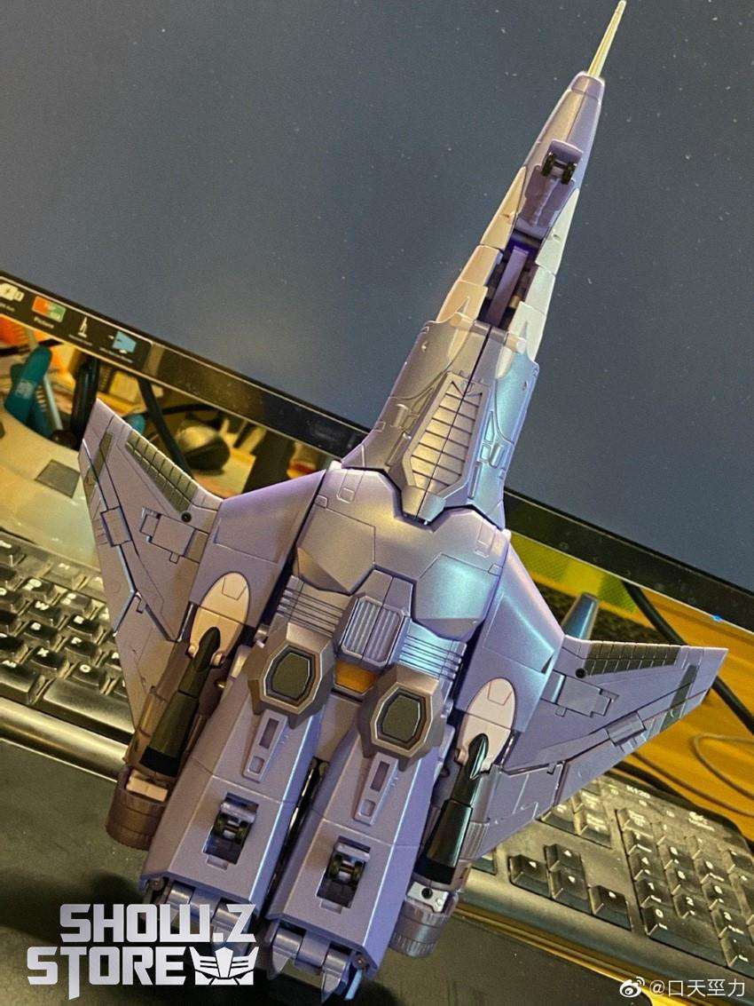 Cyclonus robot figure in defensive stance with weapon Cyclonus robot figure in defensive stance with weapon