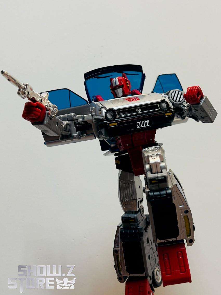 Crosscut full robot form with weaponry Crosscut full robot form with weaponry