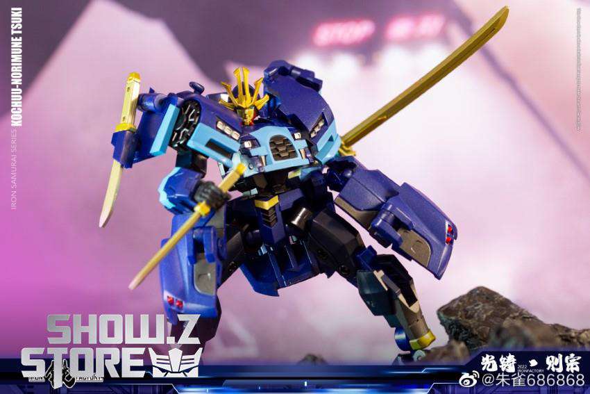 Figures with integrated golden sword weapons Figures with integrated golden sword weapons