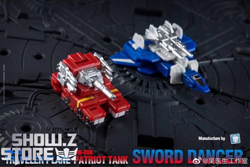 Two Legends-scale robots red and blue Two Legends-scale robots red and blue