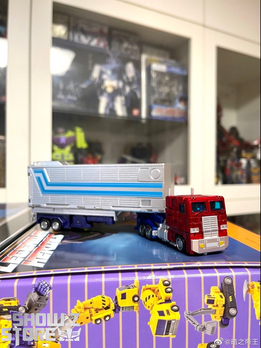 David Prime truck vehicle mode weapon blue white display David Prime truck vehicle mode weapon blue white display