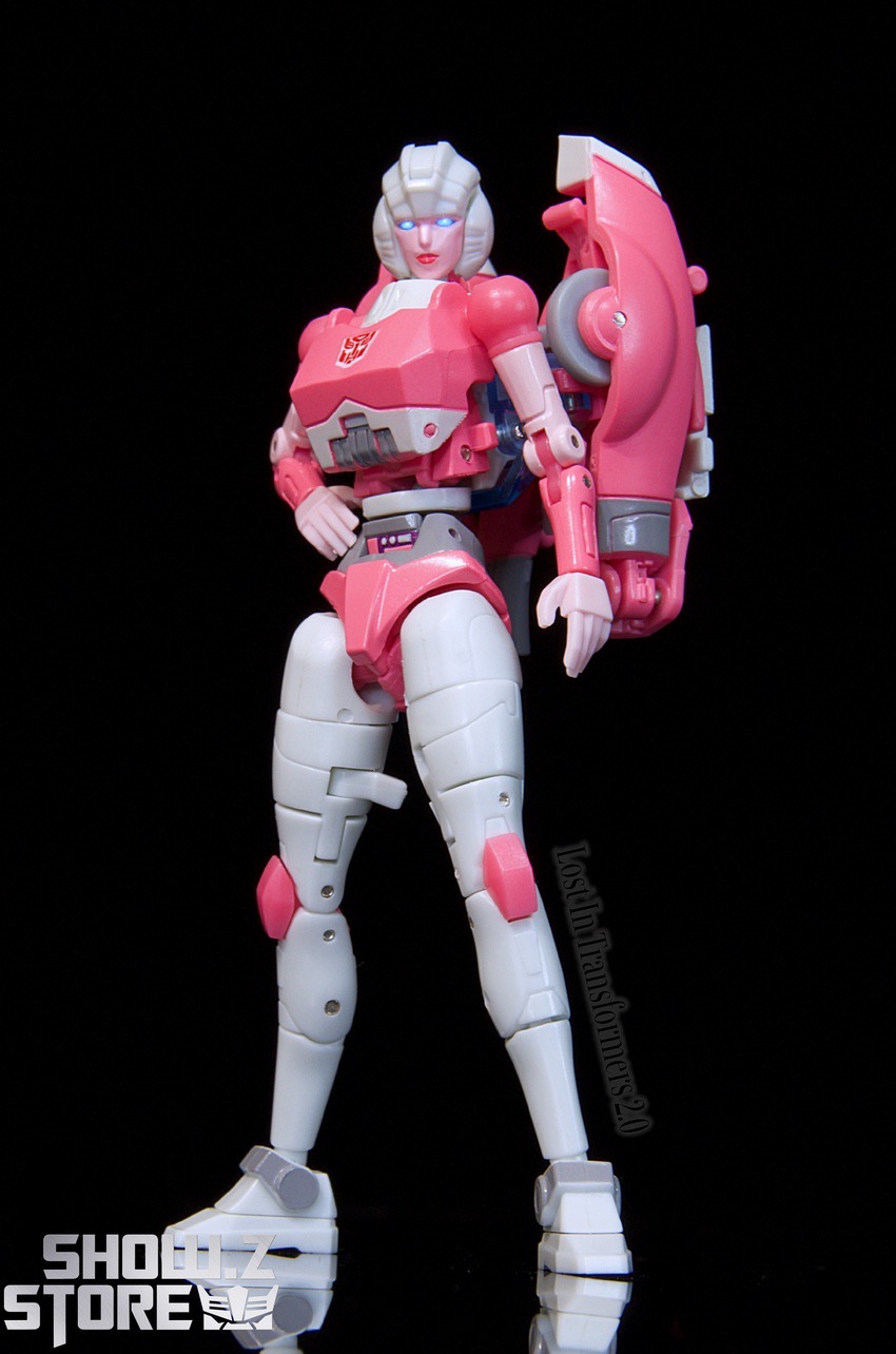 NewAge H48 Maschinenmensch Arcee pink white robot display NewAge H48 Maschinenmensch Arcee pink white robot display