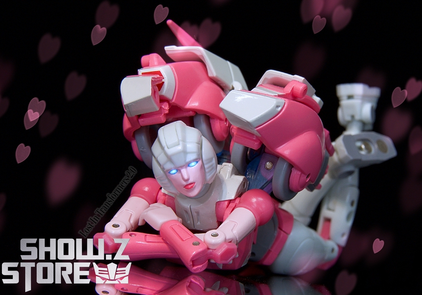 NewAge Maschinenmensch Arcee action pose detailed display NewAge Maschinenmensch Arcee action pose detailed display