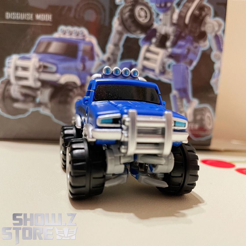 MC03 Wheelie articulated robot form combat ready stance display MC03 Wheelie articulated robot form combat ready stance display