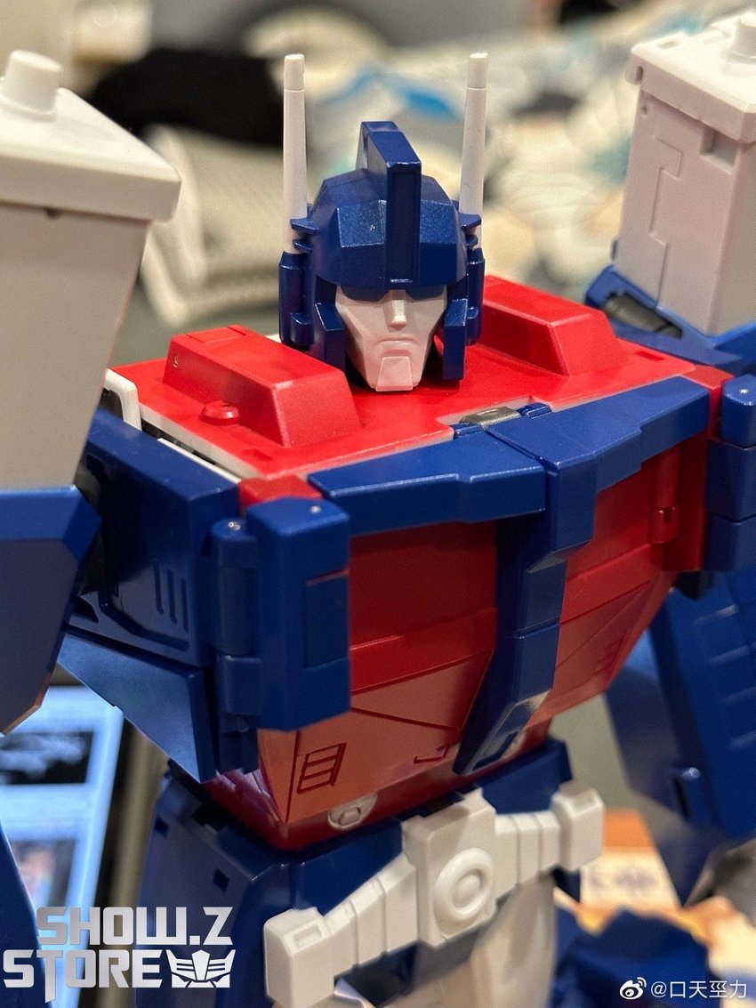 XTransbots Commander Stack Ultra Magnus robot head close-up detail XTransbots Commander Stack Ultra Magnus robot head close-up detail