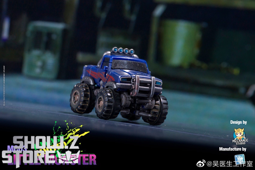 Wheelie robot four-barrel cannon truck bed side view display Wheelie robot four-barrel cannon truck bed side view display