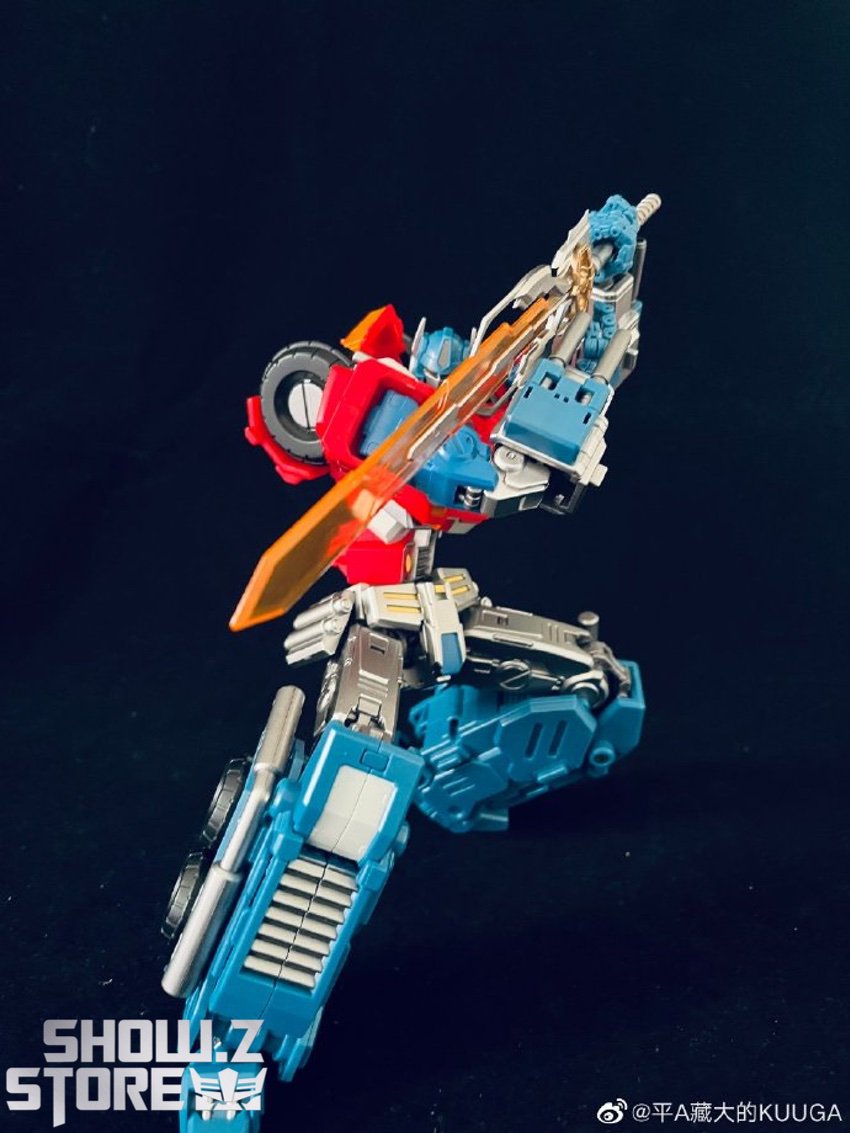 MMC Optus Prominon Commander robot holding large sword display MMC Optus Prominon Commander robot holding large sword display