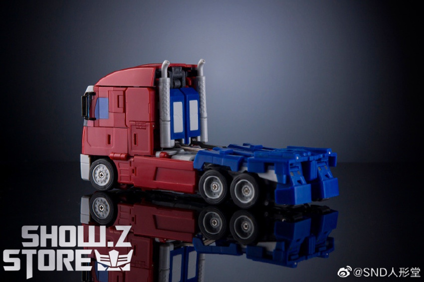 SND-08 Optimus Prime IDW dynamic transformation stance display SND-08 Optimus Prime IDW dynamic transformation stance display