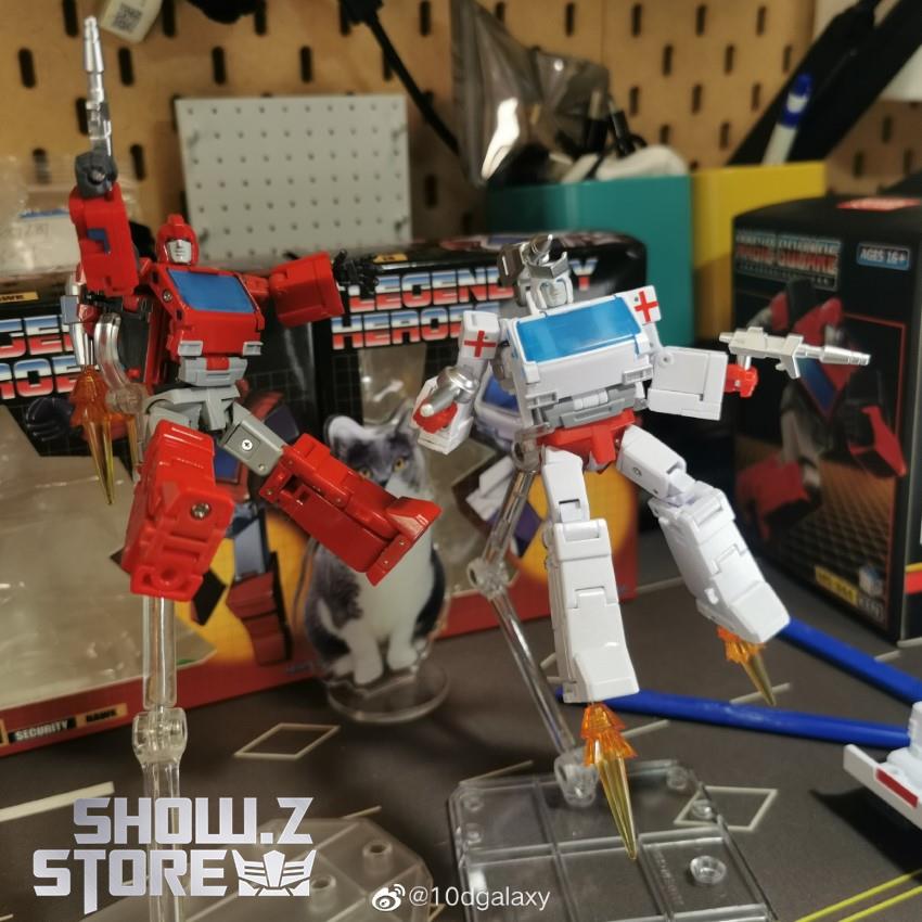 Newage ER Ratchet red blue robots displayed together side view Newage ER Ratchet red blue robots displayed together side view