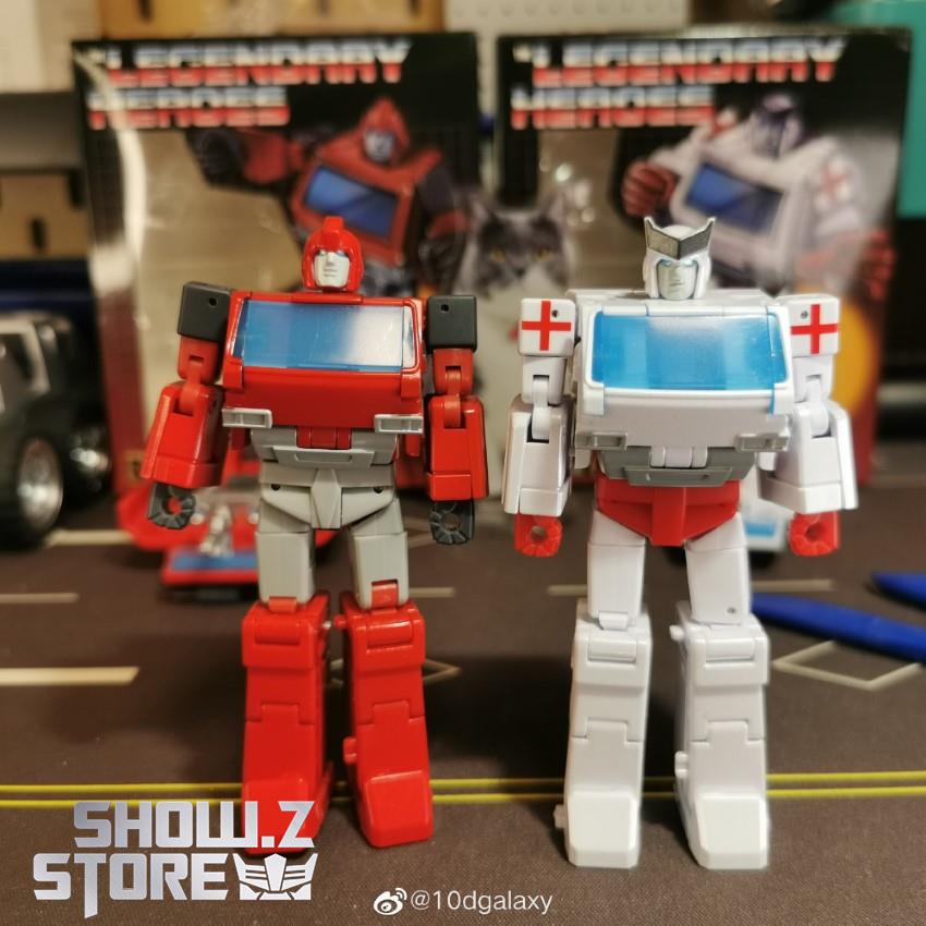 Newage H52 ER Ratchet red blue robot front standing pose Newage H52 ER Ratchet red blue robot front standing pose