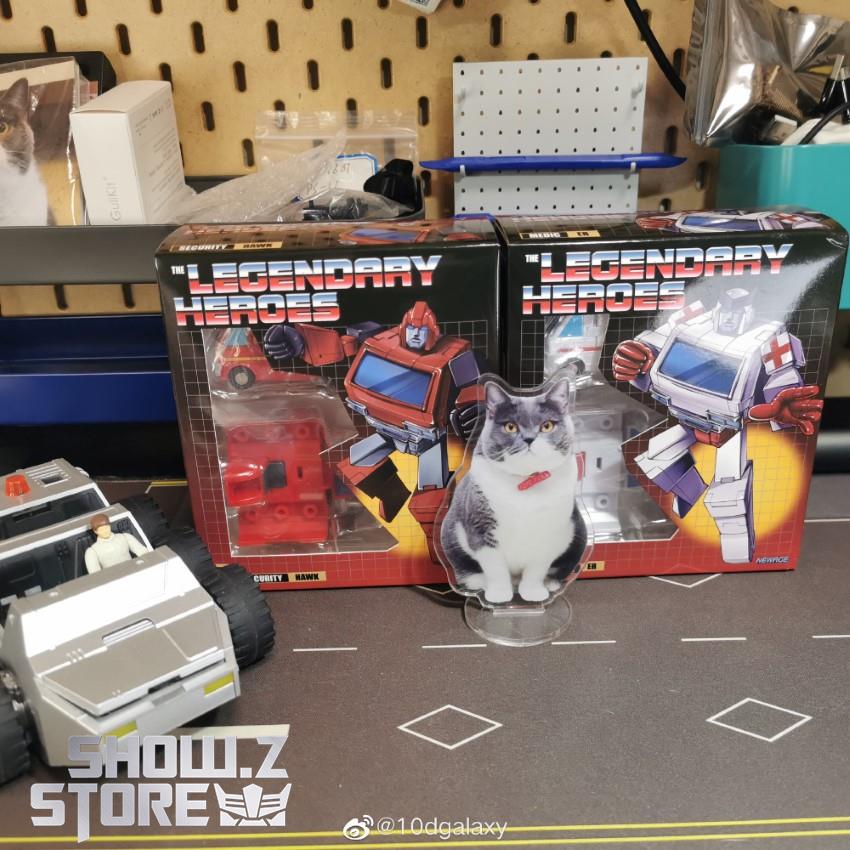 Newage ER Ratchet packaging red blue robot figures display Newage ER Ratchet packaging red blue robot figures display