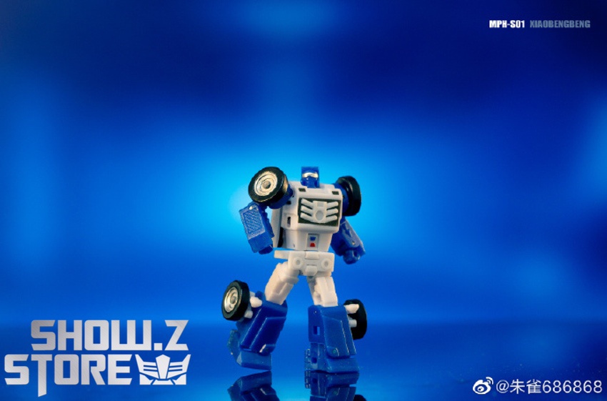 MPH Studio Beachcomber robot standing pose dark blue armored MPH Studio Beachcomber robot standing pose dark blue armored
