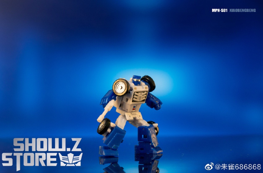 MPH Studio Beachcomber robot standing neutral pose blue cream MPH Studio Beachcomber robot standing neutral pose blue cream