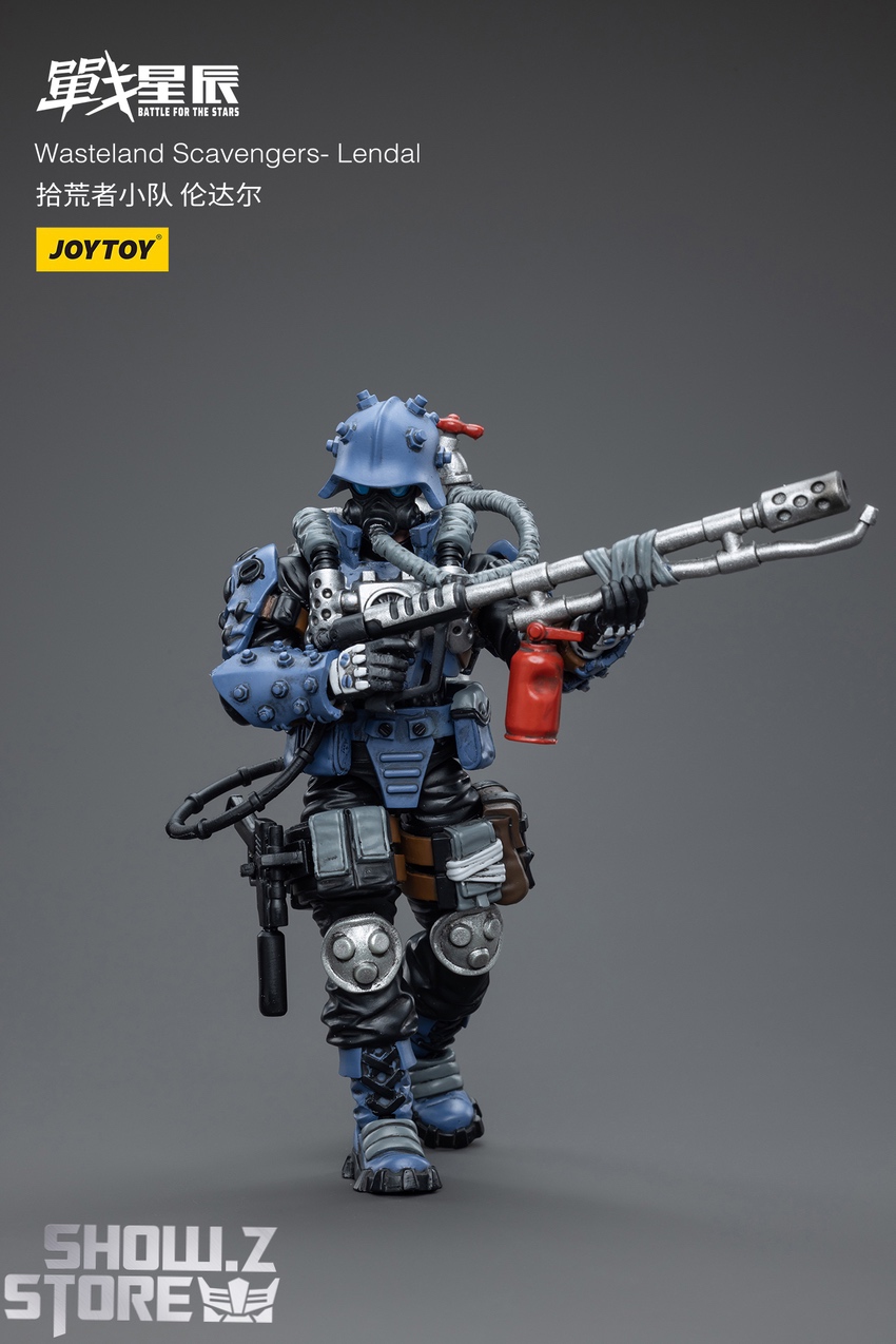 JoyToy Wasteland Scavengers Lendal figure holding large cannon raised JoyToy Wasteland Scavengers Lendal figure holding large cannon raised