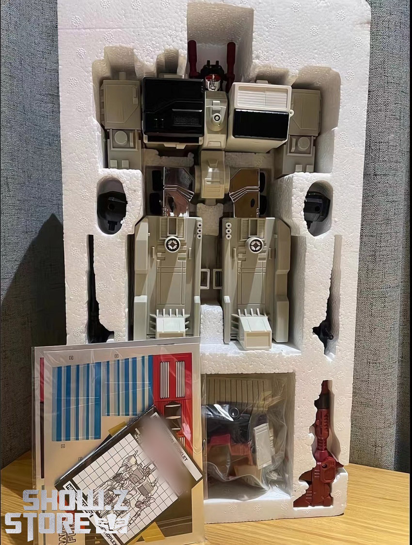 Large Metroplex citybot combiner in white and gray showing complex building structure Large Metroplex citybot combiner in white and gray showing complex building structure