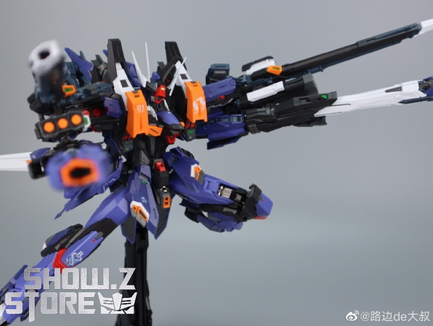 Robot figure equipped with large cannon and energy effect display Robot figure equipped with large cannon and energy effect display