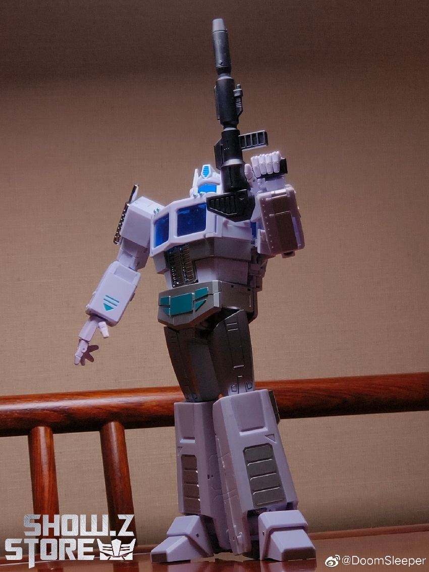 Ultra Magnus 2.0 with rifle weapon equipped display pose Ultra Magnus 2.0 with rifle weapon equipped display pose