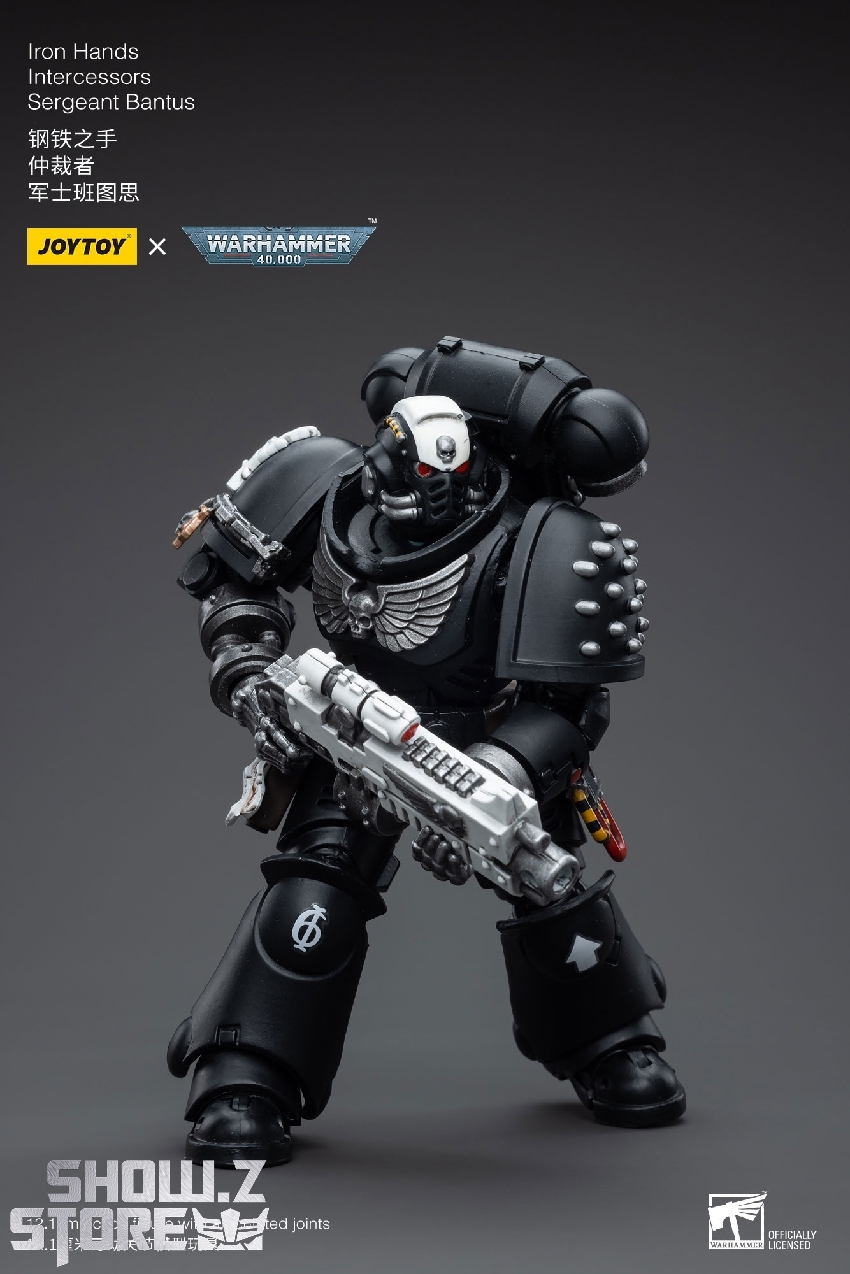 JoyToy 1/18 Iron Hands Intercessors Sergeant Bantus armored shoulder detail view JoyToy 1/18 Iron Hands Intercessors Sergeant Bantus armored shoulder detail view