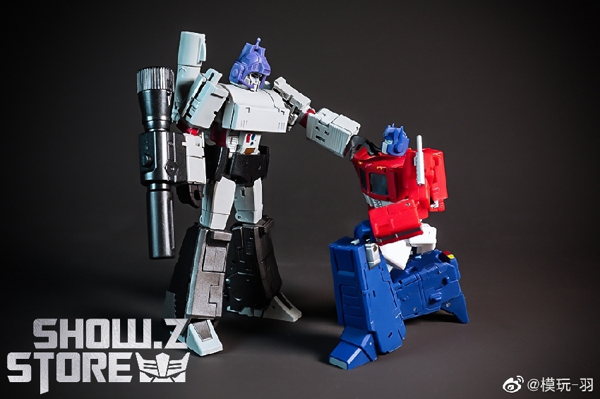 Multi-robot commander featuring gray and purple warrior color scheme variations Multi-robot commander featuring gray and purple warrior color scheme variations