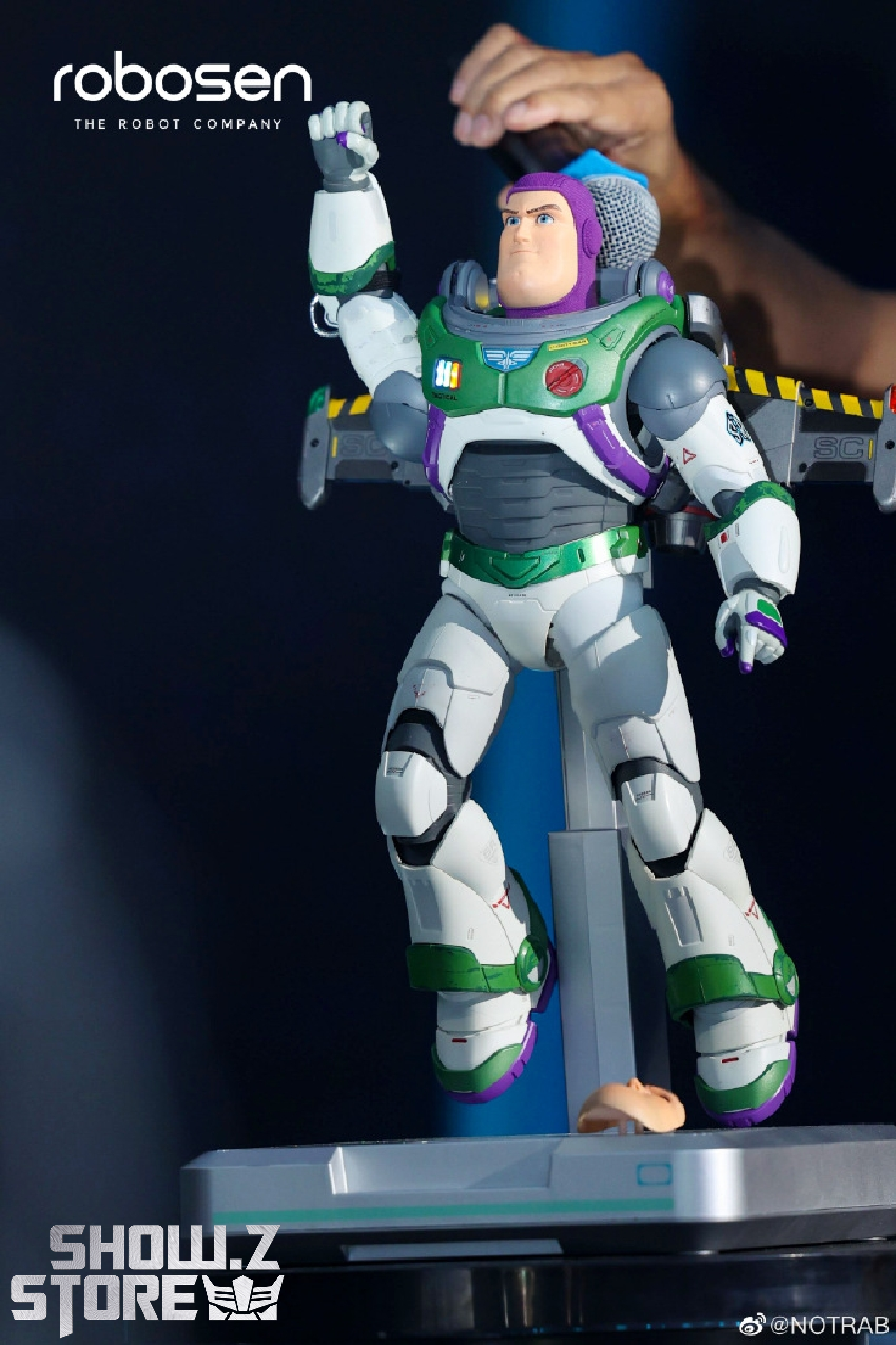 Robosen Buzz Lightyear Standard head detail close up purple helmet Robosen Buzz Lightyear Standard head detail close up purple helmet