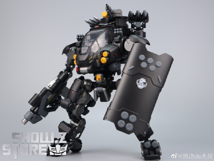 JoyToy Tiekui mecha side view holding shield weapon display JoyToy Tiekui mecha side view holding shield weapon display
