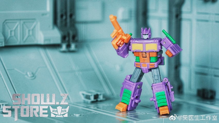 Purple-toned Eva version of Prime Commander Optimus with detailed armor plating Purple-toned Eva version of Prime Commander Optimus with detailed armor plating