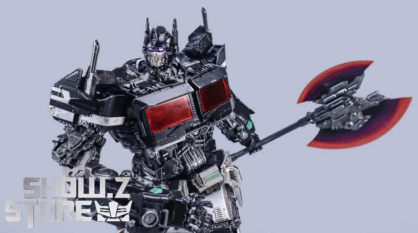 Close up of robot head and torso showing weapon mount system Close up of robot head and torso showing weapon mount system