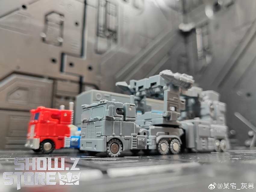 Dr.Wu Ultra Magnus robot figure blue red and white color details Dr.Wu Ultra Magnus robot figure blue red and white color details