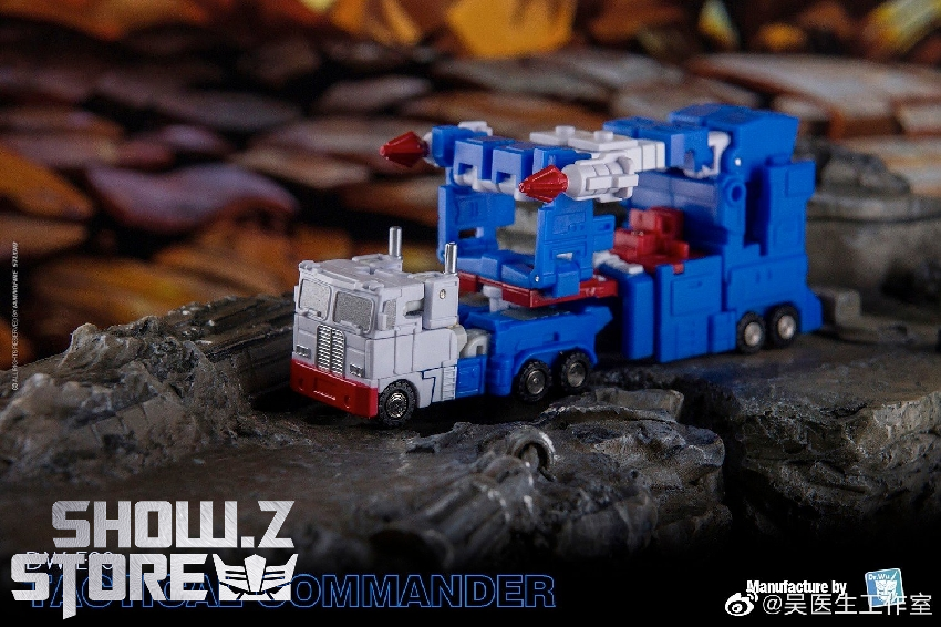 Dr.Wu Tactical Commander Ultra Magnus primary color blue robot with professional display Dr.Wu Tactical Commander Ultra Magnus primary color blue robot with professional display