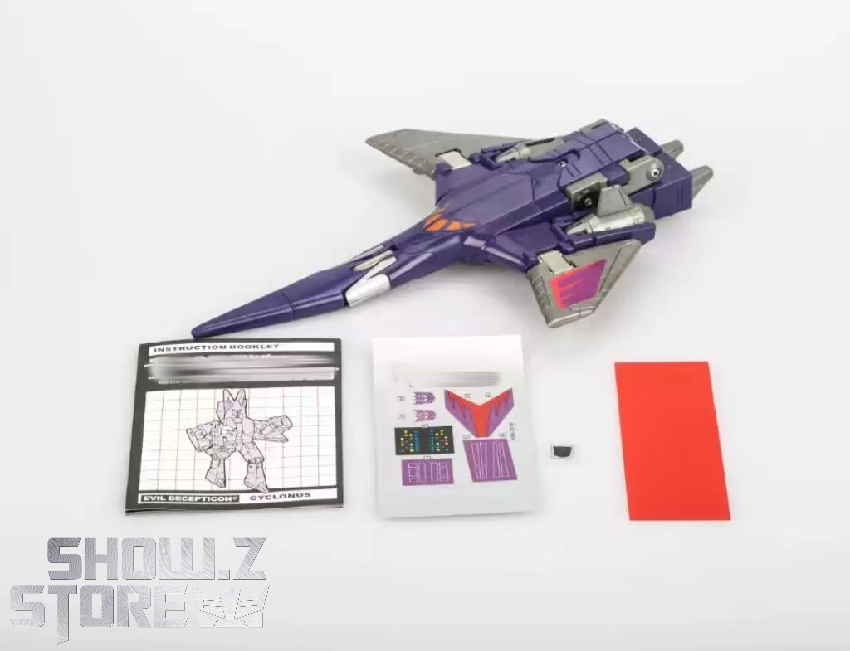 4th party G1 Cyclonus jet fighter purple Decepticon with white wings detail 4th party G1 Cyclonus jet fighter purple Decepticon with white wings detail