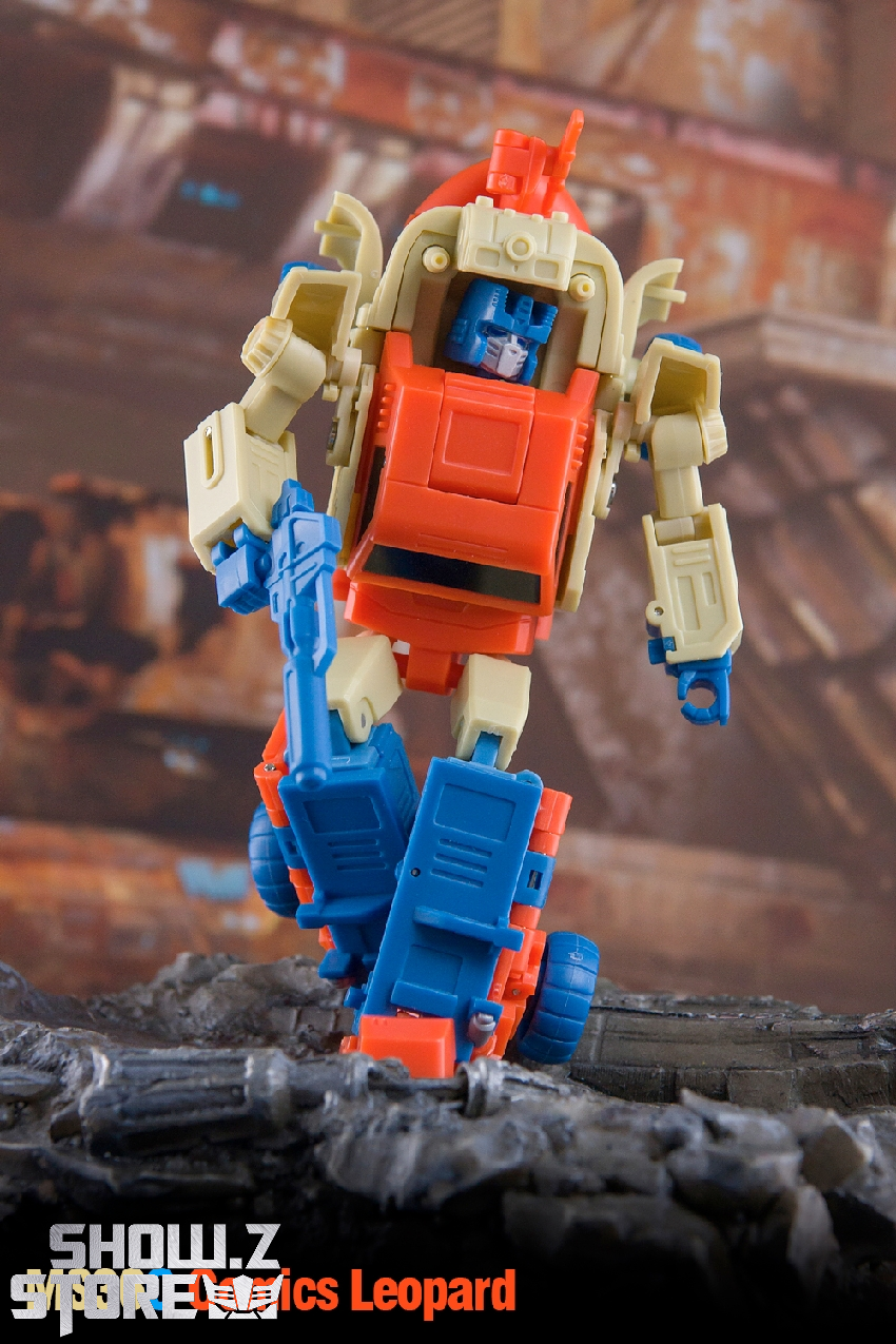 Transformers Leopard Sandstorm red robot with beast mode styling Transformers Leopard Sandstorm red robot with beast mode styling