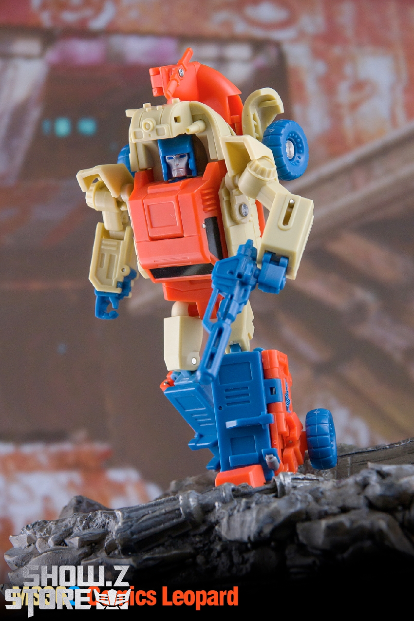 Dr.Wu Leopard Sandstorm with detailed weapons and accessories included Dr.Wu Leopard Sandstorm with detailed weapons and accessories included