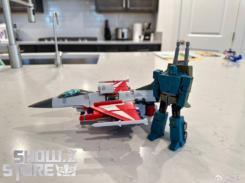 MB-23 Destroyer Buster robot mode fighting pose display MB-23 Destroyer Buster robot mode fighting pose display