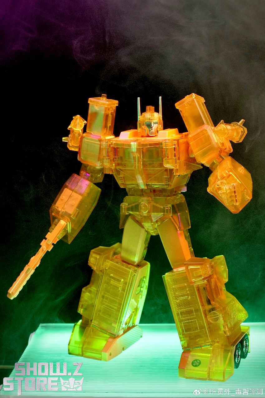 XTransbots MX-22C Commander Stack Ultra Magnus clear version figure shown XTransbots MX-22C Commander Stack Ultra Magnus clear version figure shown