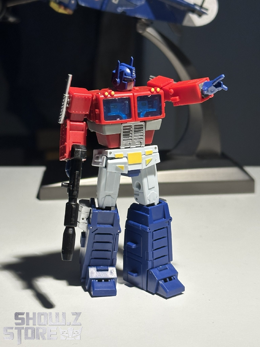 MPH Commander Optimus Prime dynamic fighting stance pose MPH Commander Optimus Prime dynamic fighting stance pose