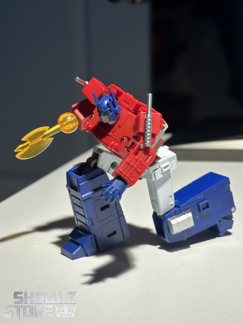 MPH Commander Optimus Prime robot golden accessories display MPH Commander Optimus Prime robot golden accessories display