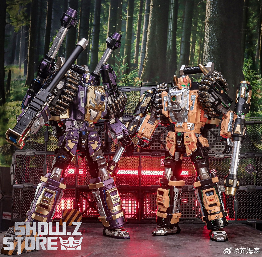 Full-scale robot figure with yellow-gold plating and authentic mechanical detailing Full-scale robot figure with yellow-gold plating and authentic mechanical detailing