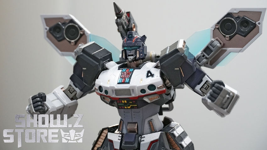 Autobot figure with transformation features and cyan blade Autobot figure with transformation features and cyan blade
