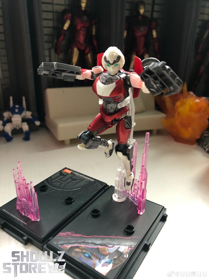 Blokees robot warrior with detailed armor joints and pink display platform Blokees robot warrior with detailed armor joints and pink display platform