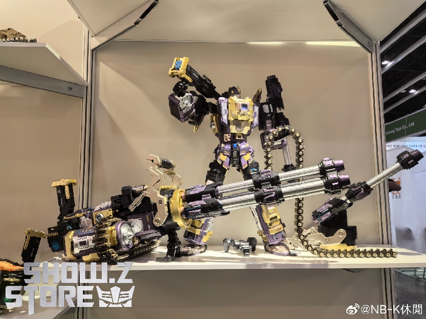 NBK K-SR03 King of the Gatling Limited Version robot in display case NBK K-SR03 King of the Gatling Limited Version robot in display case
