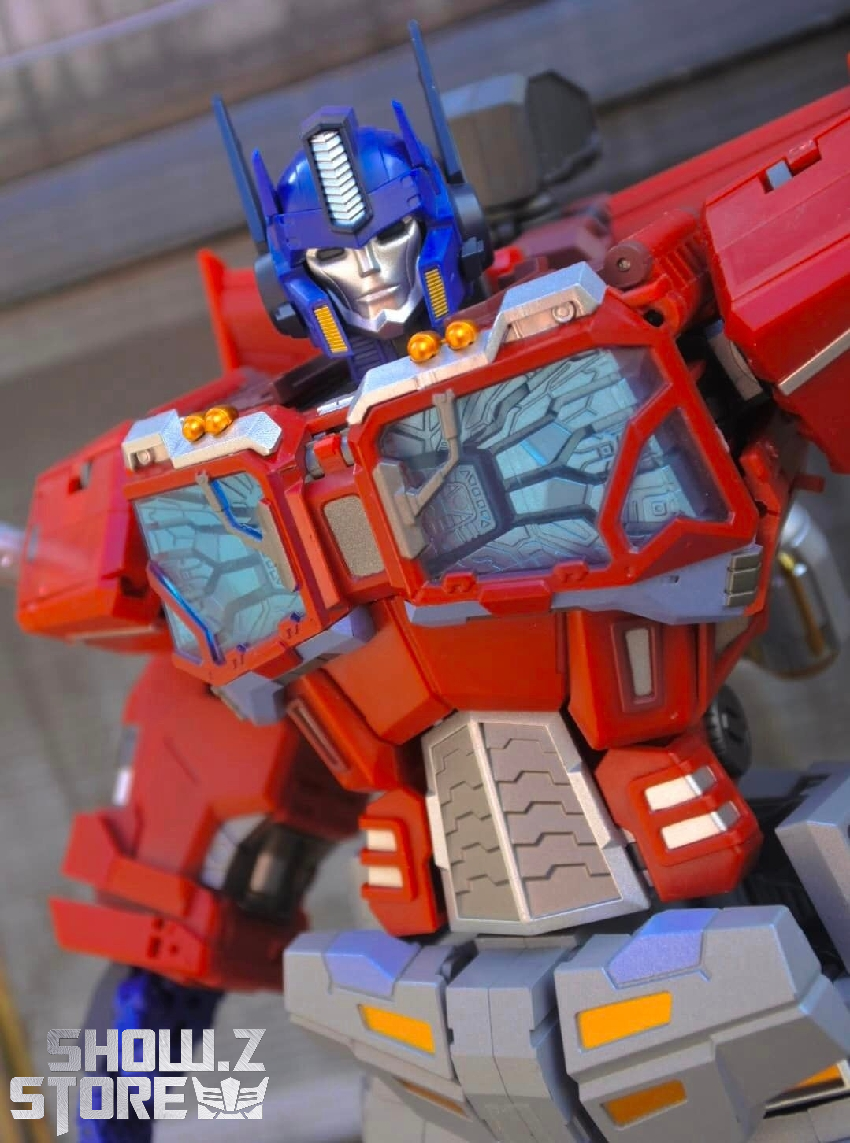 Optimus Prime IDW version with red and blue armor configuration Optimus Prime IDW version with red and blue armor configuration