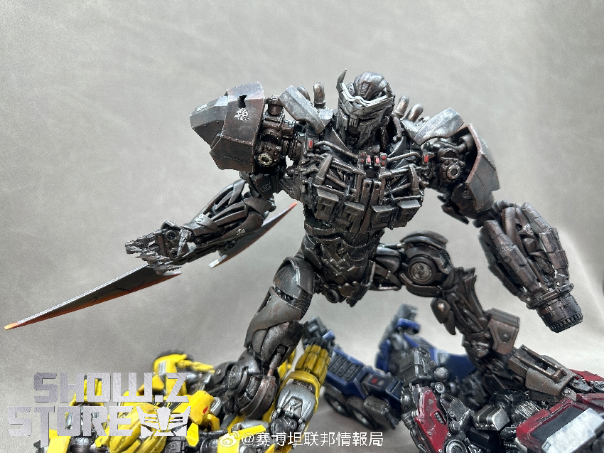 Scourge Transformers model kit with detailed mechanical exoskeleton and weapon system Scourge Transformers model kit with detailed mechanical exoskeleton and weapon system