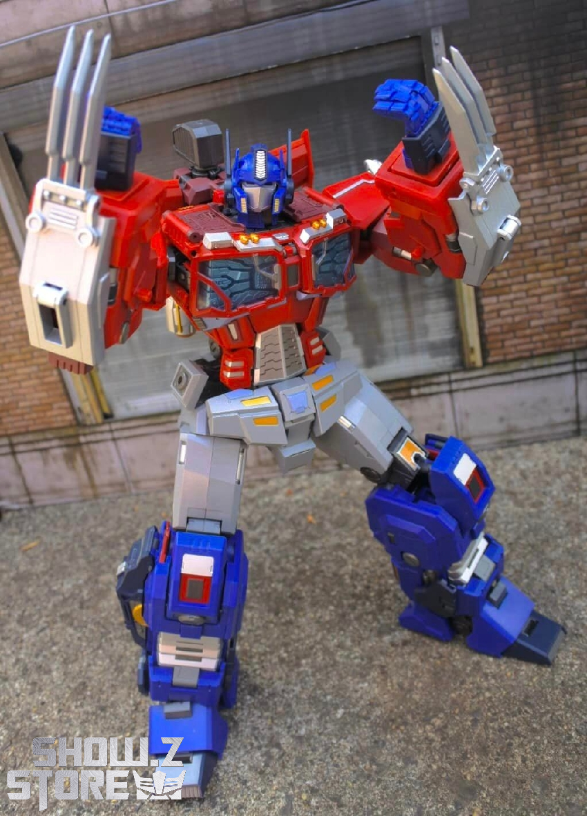 Sky Atlas Optimus Prime in robot form with extended weaponry Sky Atlas Optimus Prime in robot form with extended weaponry