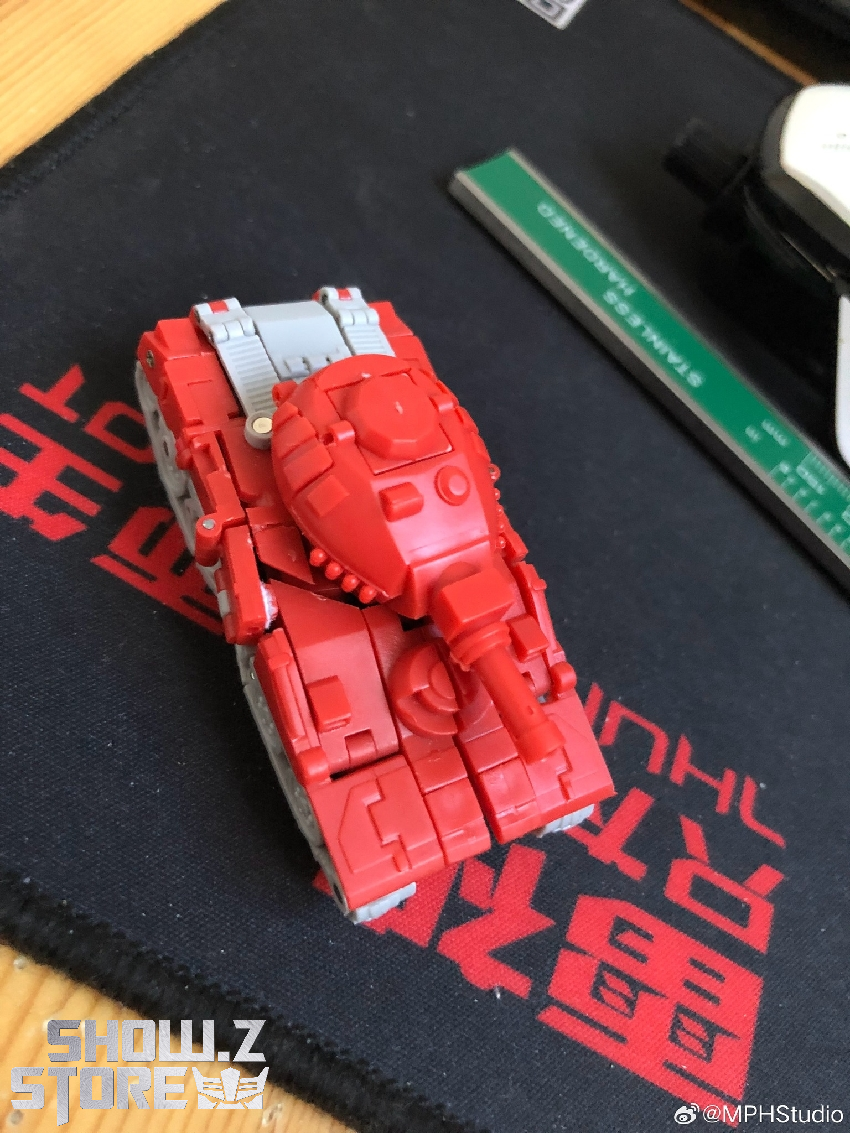Warpath model kit in dynamic combat stance from side angle Warpath model kit in dynamic combat stance from side angle